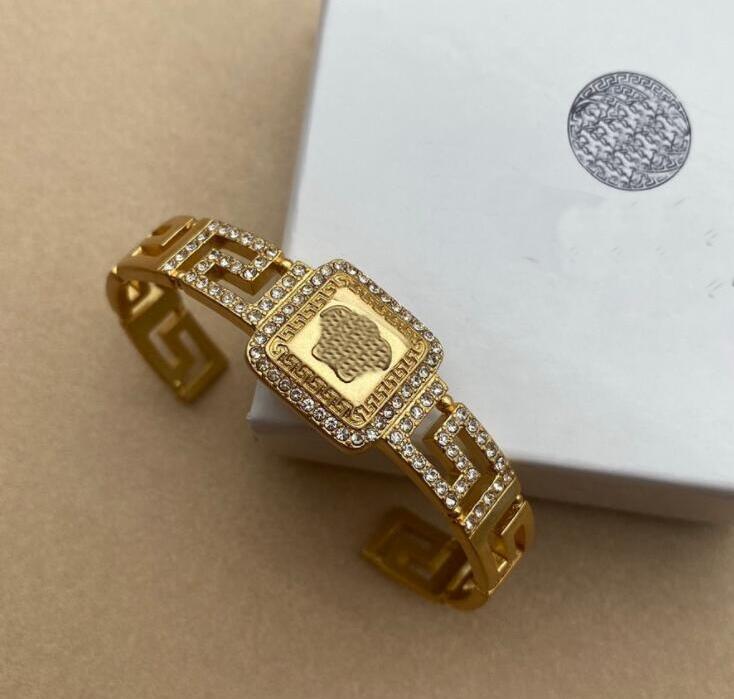 Fashion new designed Pendants Cuba thick chain bracelet Banshee Medusa head portrait 18K gold plated women ladies bangle Designer Jewelry VBB4211
Fashion new designed Pendants Cuba thick chain bracelet Banshee Medusa head portrait 18K gold plated women ladies bangle Designer Jewelry VBB4211