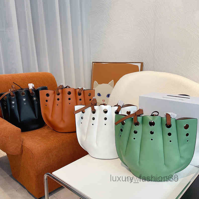 Designer Shell Bag Tote Women Pleated Perforated Handbag Shoulder Soft Leather Luxury Designer Brand Crobody Female Bucket 2022 top quality, Black
Designer Shell Bag Tote Women Pleated Perforated Handbag Shoulder Soft Leather Luxury Designer Brand Crobody Female Bucket 2022 top quality, Black