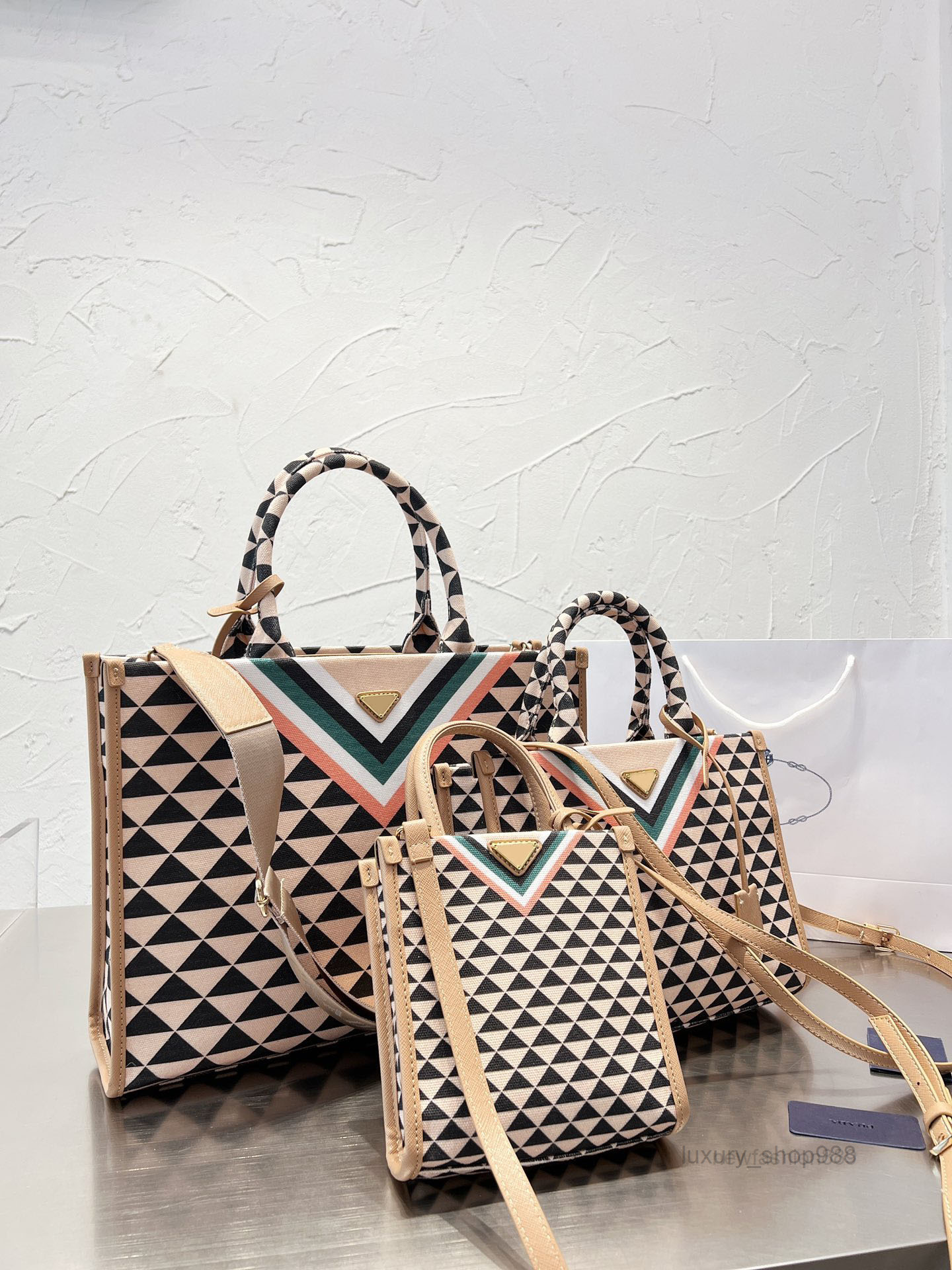 shopping Shoulder Bags Designer Women Handbag Tote Bag Triangle Symbole Jacquard Fabric Handbags Large Totes s Cro Body Purses Sacoche top q, Red
shopping Shoulder Bags Designer Women Handbag Tote Bag Triangle Symbole Jacquard Fabric Handbags Large Totes s Cro Body Purses Sacoche top q, Red
