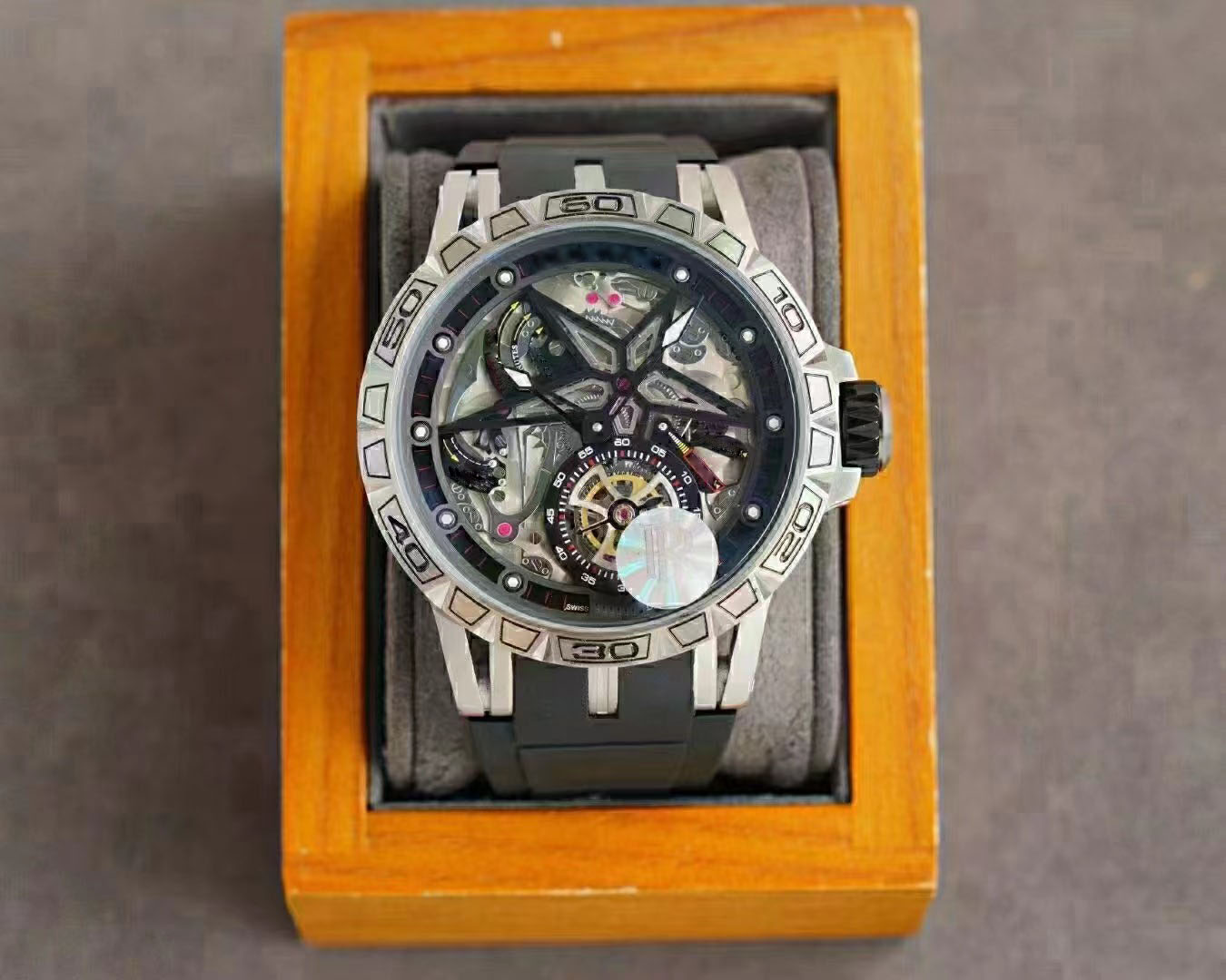Men's Watch Large Dial Exquisite Craftsmanship Tooth ring mouth full black shell real leather design fully Automatic Mechanical Luminous
Men's Watch Large Dial Exquisite Craftsmanship Tooth ring mouth full black shell real leather design fully Automatic Mechanical Luminous