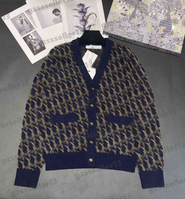 Designer Cardigan Womens Sweaters Brand DR Button Cardigans Sweater Luxury Full Body Contrast Letter V-Neck Long Sleeves Women Tops Jackets 0912, Extra shipping
Designer Cardigan Womens Sweaters Brand DR Button Cardigans Sweater Luxury Full Body Contrast Letter V-Neck Long Sleeves Women Tops Jackets 0912, Extra shipping
