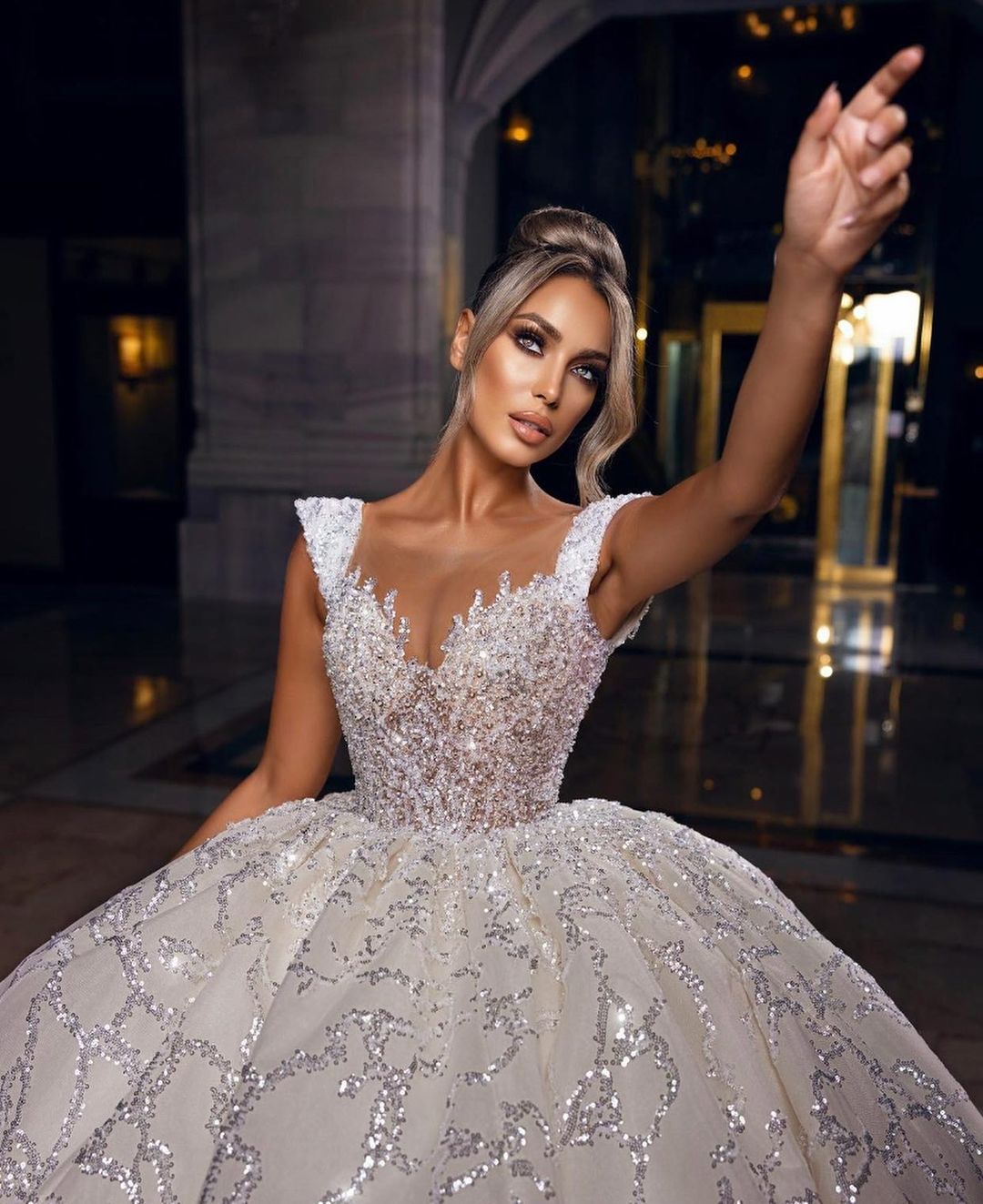 Exquisite Sleeveless Women Wedding Dress Custom Made Beads Lace Ball Gown Shiny Applique Bridal Dresses