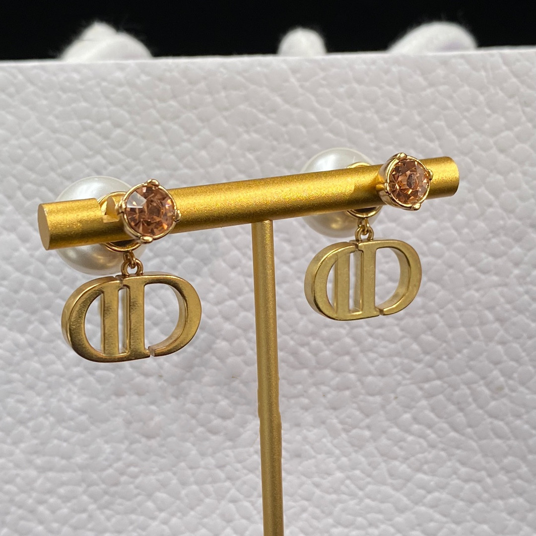 Design Classic High Quality Stud Earrings Dangle Earrings Pearl Crystal Rhinestones Wedding Party Jewelry
Design Classic High Quality Stud Earrings Dangle Earrings Pearl Crystal Rhinestones Wedding Party Jewelry