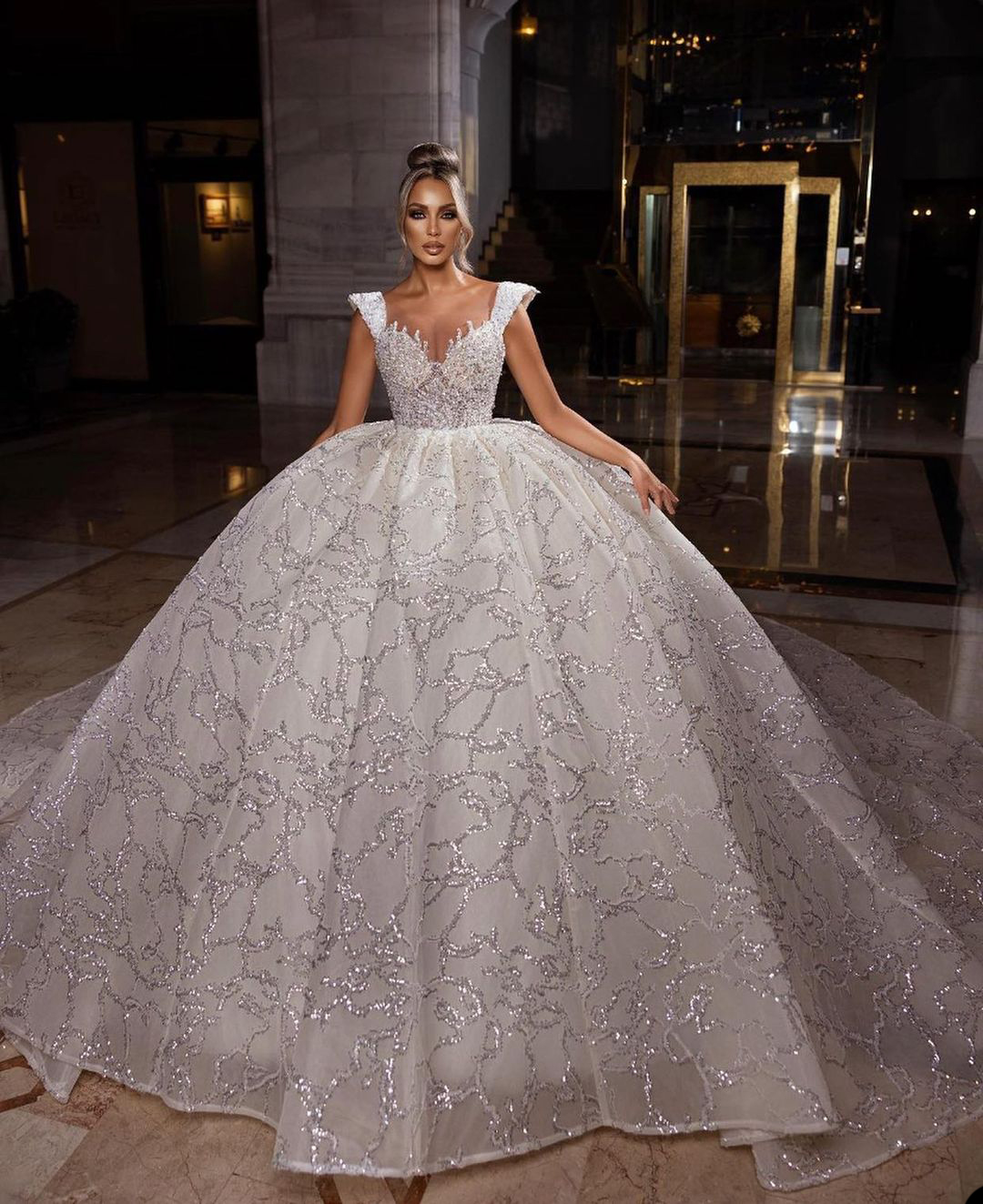 Exquisite Sleeveless Women Wedding Dress Custom Made Beads Lace Ball Gown Shiny Applique Bridal Dresses