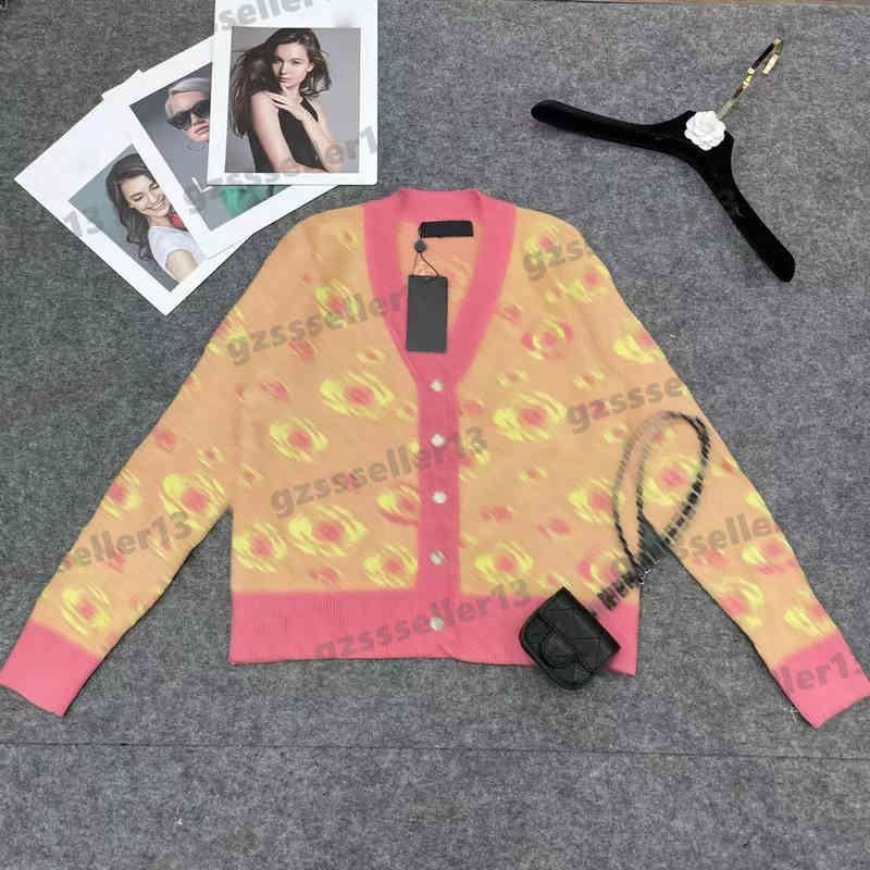 Luxury Womens Sweaters Designer Cardigan CNL Metal Logo Button Decoration Knitted Cardigans Fashion Brand V-neck Floral Embroidered Sweater Jacket 0912
Luxury Womens Sweaters Designer Cardigan CNL Metal Logo Button Decoration Knitted Cardigans Fashion Brand V-neck Floral Embroidered Sweater Jacket 0912