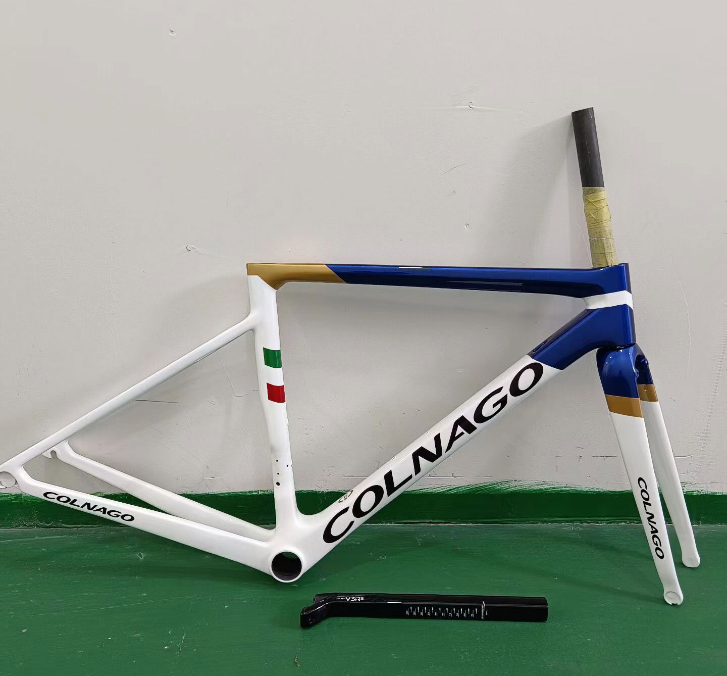 V3RS Racing Bicycle Frame T1000 UD Carbon Frame Road Bike Frameset With Fork Seat Post Headset Clamp Matte Glossy Colors White Blue Red Black, Color 4 
V3RS Racing Bicycle Frame T1000 UD Carbon Frame Road Bike Frameset With Fork Seat Post Headset Clamp Matte Glossy Colors White Blue Red Black, Color 4