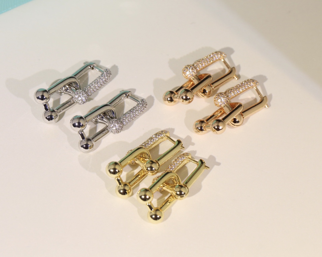 Brand Luxury Lock stud earrings Hardwear horseshoe Drop earrings buckle Square Geometric Crystal Initial letter U shape Earrings
Brand Luxury Lock stud earrings Hardwear horseshoe Drop earrings buckle Square Geometric Crystal Initial letter U shape Earrings