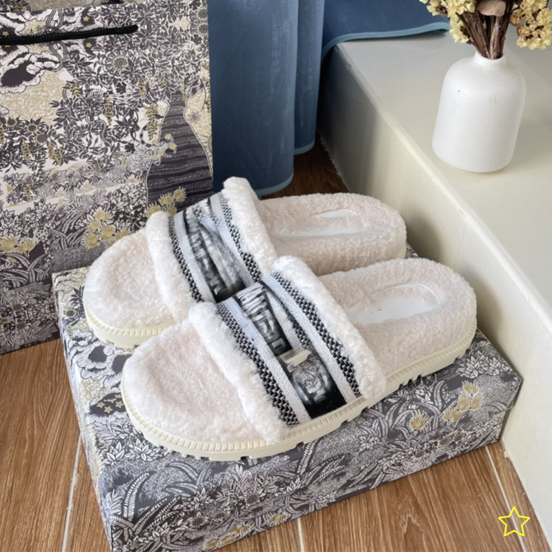 Designer slippers womens Comfortable Furry Slides Soft Warm Fur sandal Shearling criss-cross sandals Slide Enameled triangle Crossover luxury slipper Size 35-41, Contact us for more
Designer slippers womens Comfortable Furry Slides Soft Warm Fur sandal Shearling criss-cross sandals Slide Enameled triangle Crossover luxury slipper Size 35-41, Contact us for more