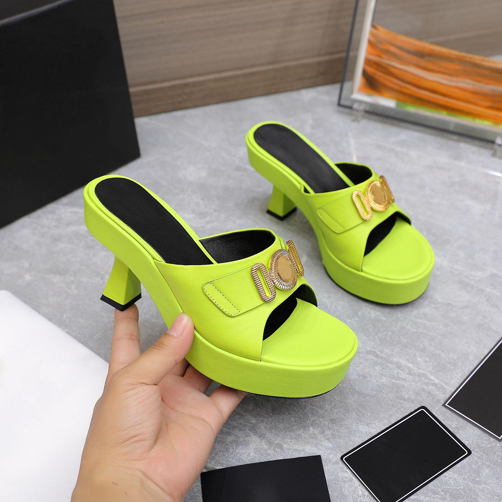 Top Quality Women Slippers Flat Leather Sandals Outdoor Casual Heeled Slipper Summer Designer Luxury Fashion Ladies Beach Flat Flip Flops, Customized
Top Quality Women Slippers Flat Leather Sandals Outdoor Casual Heeled Slipper Summer Designer Luxury Fashion Ladies Beach Flat Flip Flops, Customized