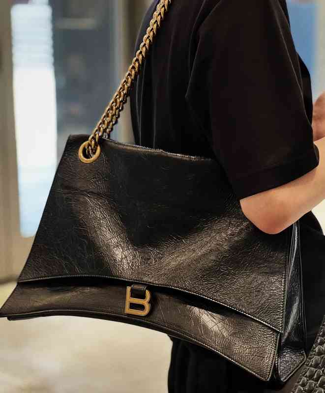 Designer bags Baleciga's 2022 Autumn and Winter Hourglass Bag the Same Type of Locomotive b Large Capacity Chain Oil Leather Black Buckle single shoulder, Oil wax black small
Designer bags Baleciga's 2022 Autumn and Winter Hourglass Bag the Same Type of Locomotive b Large Capacity Chain Oil Leather Black Buckle single shoulder, Oil wax black small