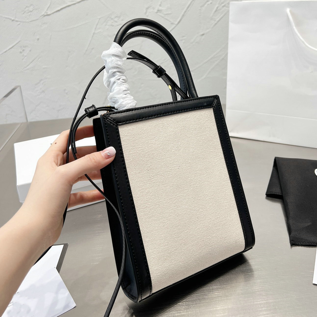 Fashion Women's Bag Trend New Luxury Handbags Niche Versatile Bucket Shoulder Bags Female Button Crossbody Bags Small Brown black, Khaki
Fashion Women's Bag Trend New Luxury Handbags Niche Versatile Bucket Shoulder Bags Female Button Crossbody Bags Small Brown black, Khaki