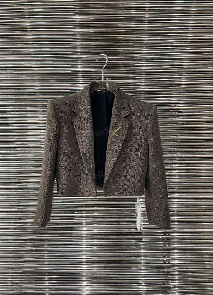 Designer Womens Jacket 2022AW Autumn Tweed Jackets Fashion Brand Blazer Cardigan High Quality Luxury Tops For Women Clothing 0912
Designer Womens Jacket 2022AW Autumn Tweed Jackets Fashion Brand Blazer Cardigan High Quality Luxury Tops For Women Clothing 0912