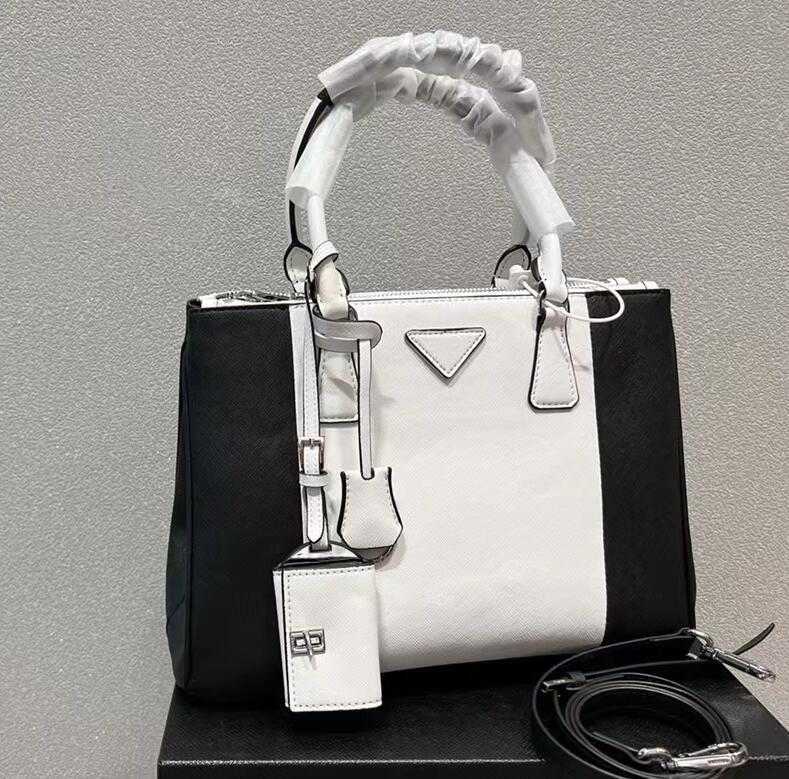 Luxurys Men Designers Fashion Crossbody Bag High Quality Messenger Handbags Thread Nylon Canvas Letter Hasp Soft Polyestermulti function Fla
Luxurys Men Designers Fashion Crossbody Bag High Quality Messenger Handbags Thread Nylon Canvas Letter Hasp Soft Polyestermulti function Fla