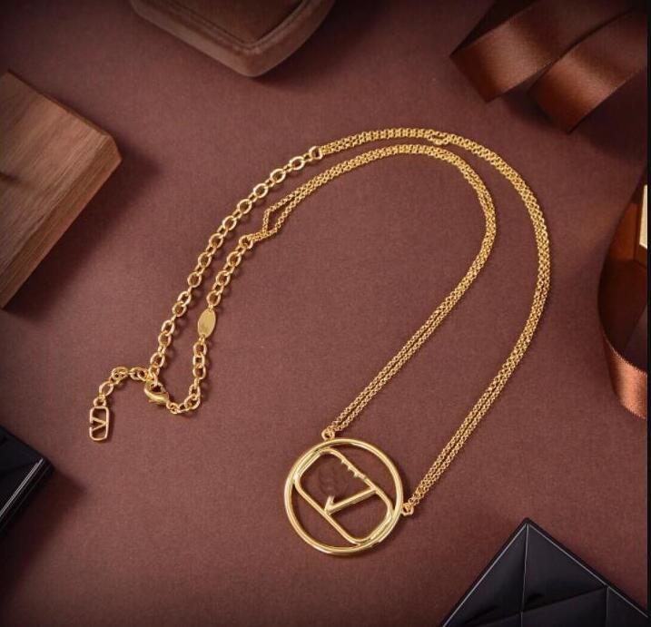 New Designed Round V Pendants Chain Pearl Choker Necklace alphabet Crystal pattern Brass 18K gold plated women Diamonds Necklaces ladies Designer Jewelry VAL 121
New Designed Round V Pendants Chain Pearl Choker Necklace alphabet Crystal pattern Brass 18K gold plated women Diamonds Necklaces ladies Designer Jewelry VAL 121