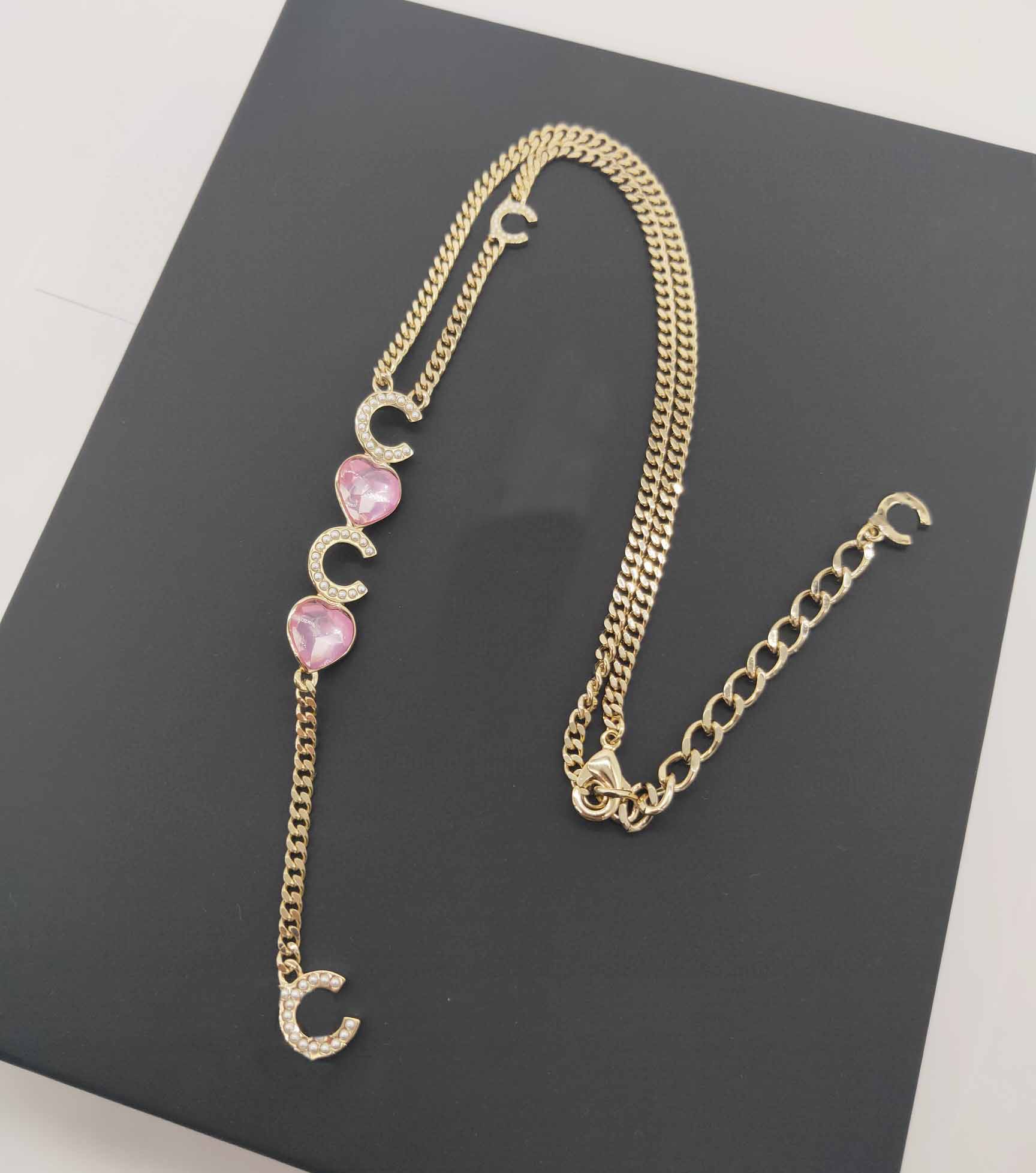 Special Charm pendant necklace with heart shape pink beads in 18k gold plated have box stamp PS7086A
Special Charm pendant necklace with heart shape pink beads in 18k gold plated have box stamp PS7086A