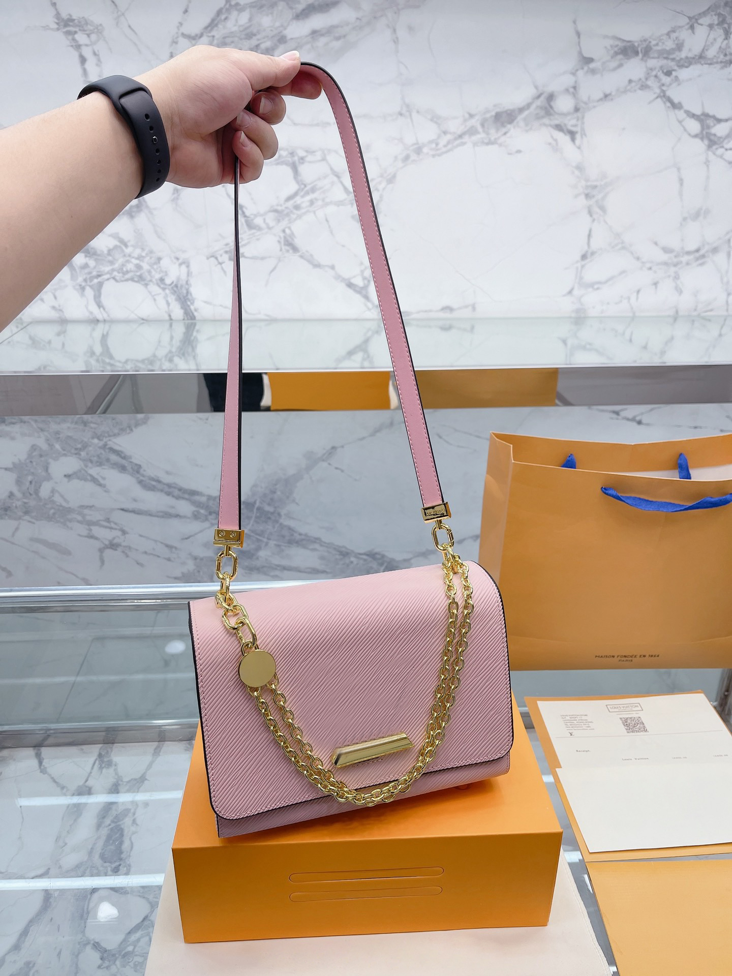 M59402 TWIST MM Designer Shoulder Bag Classic Women Crossbody Handbags Luxury Lady Tote Purse Leather Design Lock Female Chain Hand Bags Woman Cross Body Purses New
M59402 TWIST MM Designer Shoulder Bag Classic Women Crossbody Handbags Luxury Lady Tote Purse Leather Design Lock Female Chain Hand Bags Woman Cross Body Purses New