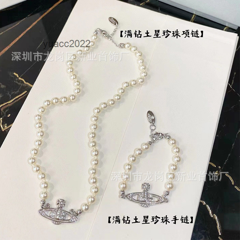Pendant Necklaces Vivi West Vivian Westwood full diamond Saturn Necklace Ouyang Nana same ins advanced sense collarbone chain pearl bracelet
Pendant Necklaces Vivi West Vivian Westwood full diamond Saturn Necklace Ouyang Nana same ins advanced sense collarbone chain pearl bracelet