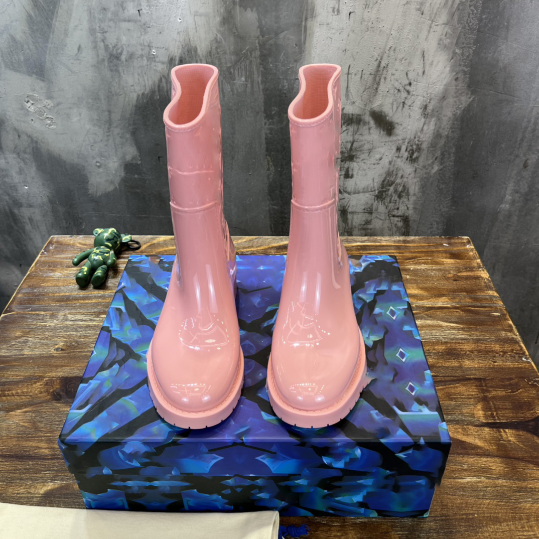 Drops Flat Mid boots Women Luxurys Designers Casual Shoes Genuine Leather Embossed Waterproof rubber Boot Size35-42, Color1
Drops Flat Mid boots Women Luxurys Designers Casual Shoes Genuine Leather Embossed Waterproof rubber Boot Size35-42, Color1