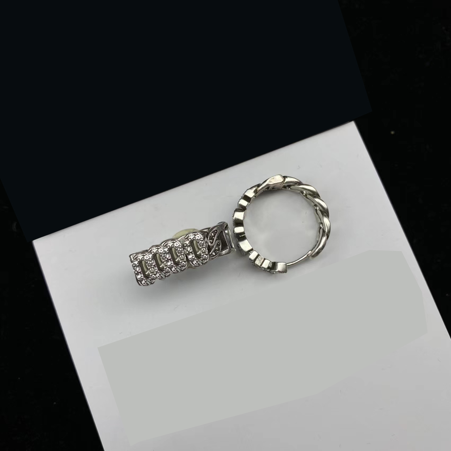 Fashion Hoop Luxury earrings designer for women trendy party wedding gift luxurious jewelry Gold Diamond rings letters pearl Hoops earring A variety of styles
Fashion Hoop Luxury earrings designer for women trendy party wedding gift luxurious jewelry Gold Diamond rings letters pearl Hoops earring A variety of styles