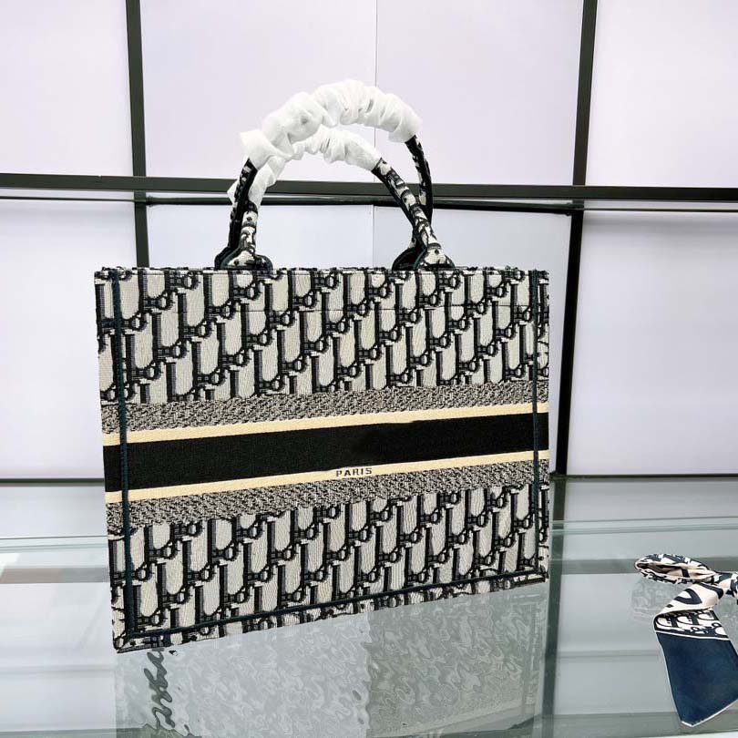 Luxury Designer Totes Women Embroidery Handbags Fashion Pattern Spacious Large Capacity Material Inside and Out Shopping Bags Original fen S172 002, #1
Luxury Designer Totes Women Embroidery Handbags Fashion Pattern Spacious Large Capacity Material Inside and Out Shopping Bags Original fen S172 002, #1