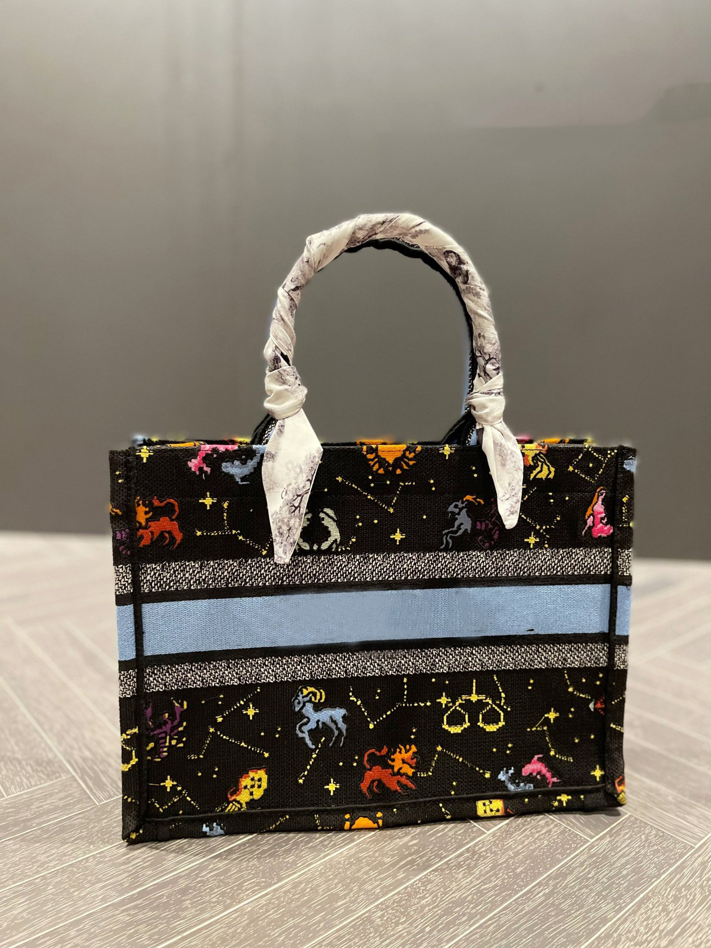 Totes totes bages bags handbag jacquard canvas tote handbags designer large embroidery embroidered leopard purse luxury women handbag oblique shopping flow g7Z9#, I need see other product
Totes totes bages bags handbag jacquard canvas tote handbags designer large embroidery embroidered leopard purse luxury women handbag oblique shopping flow g7Z9#, I need see other product