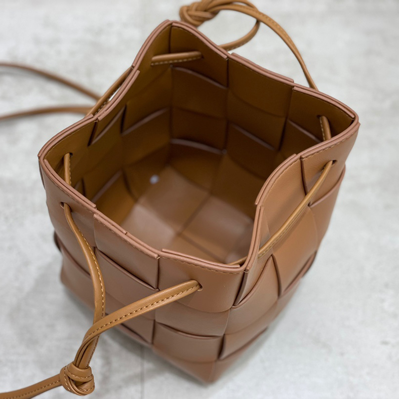 2022 new woven Fashion Bags drawstring large-capacity bucket bag women's all-match one-shoulder messenger bag simple Europe and the United States sling
2022 new woven Fashion Bags drawstring large-capacity bucket bag women's all-match one-shoulder messenger bag simple Europe and the United States sling