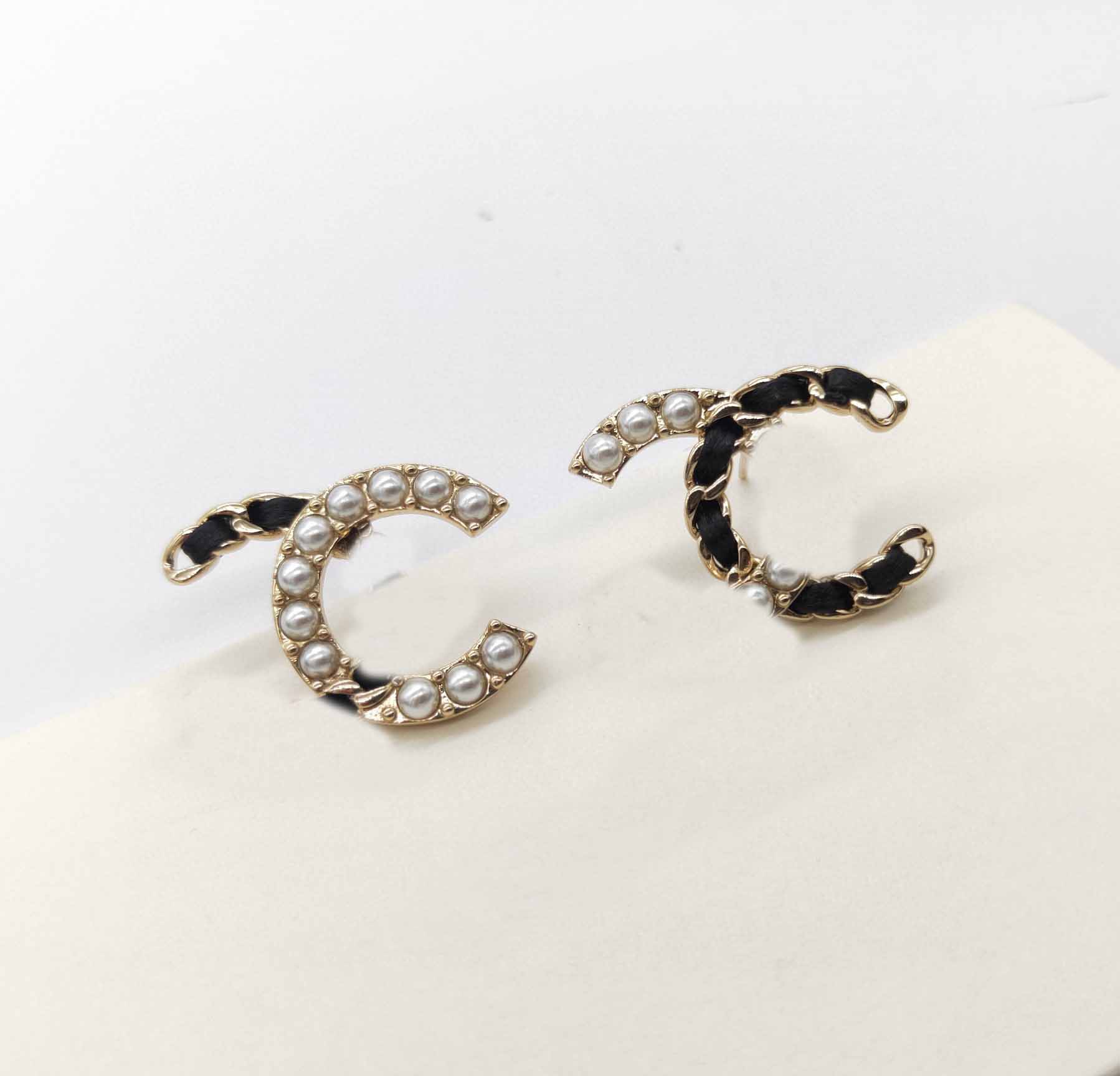 2022 Top quality charm stud earring with nature pearl and black genuine leather have stamp box PS7118A
2022 Top quality charm stud earring with nature pearl and black genuine leather have stamp box PS7118A