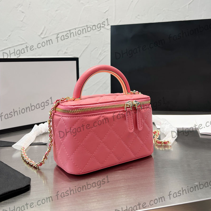 Classic Mini Vanity With Chain Box Bags And Mirror Top Co Handle Totes Card Holder Large Capacity Fashion Trend Outdoor Sacoche Luxury Designer f/w handbags 18CM
Classic Mini Vanity With Chain Box Bags And Mirror Top Co Handle Totes Card Holder Large Capacity Fashion Trend Outdoor Sacoche Luxury Designer f/w handbags 18CM