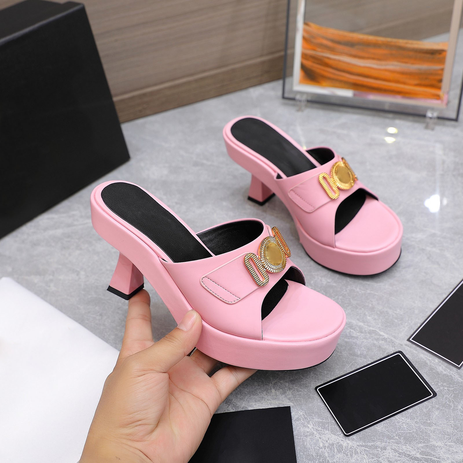 Designer Women cozy Slippers Flat Leather sexy Sandals Outdoor Casual Fringe Heeled Slipper Summer Luxury Fashion Ladies Beach Flat Flip Flops, Customized
Designer Women cozy Slippers Flat Leather sexy Sandals Outdoor Casual Fringe Heeled Slipper Summer Luxury Fashion Ladies Beach Flat Flip Flops, Customized