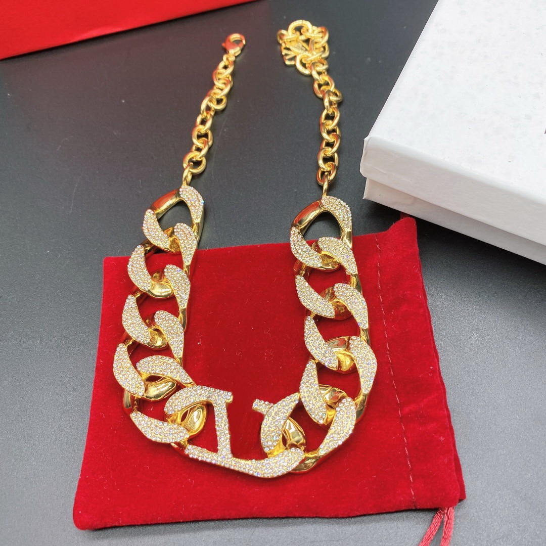 Gold personalized women earrings hoop full diamonds V letter Sign simple circle earring stud fashion exaggerated earrings Designer Jewelry AE020
Gold personalized women earrings hoop full diamonds V letter Sign simple circle earring stud fashion exaggerated earrings Designer Jewelry AE020