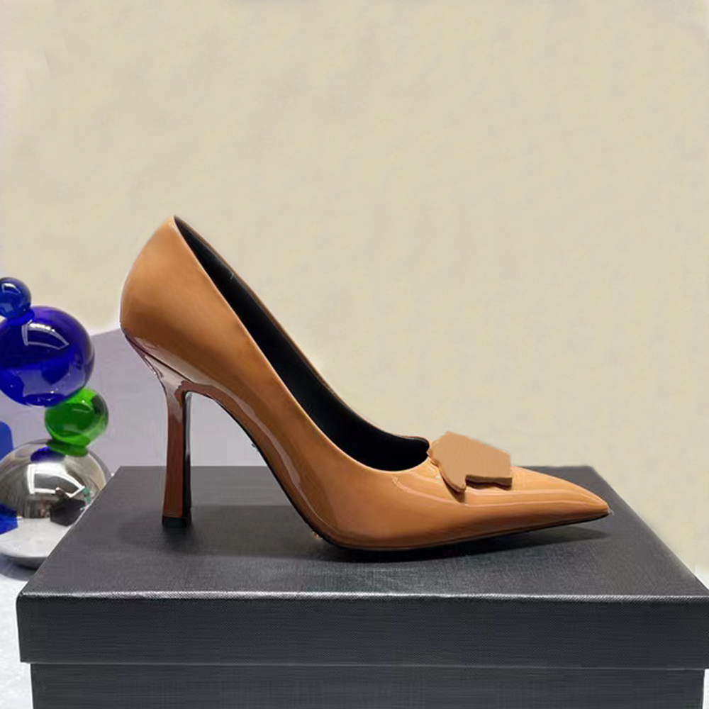 Light Tan La Medusa embellished shoes Pumps women Pointed Toes Patent leather Bridal shoes Luxury Designers Dress shoe With box, Mahogany 10.5cm
Light Tan La Medusa embellished shoes Pumps women Pointed Toes Patent leather Bridal shoes Luxury Designers Dress shoe With box, Mahogany 10.5cm