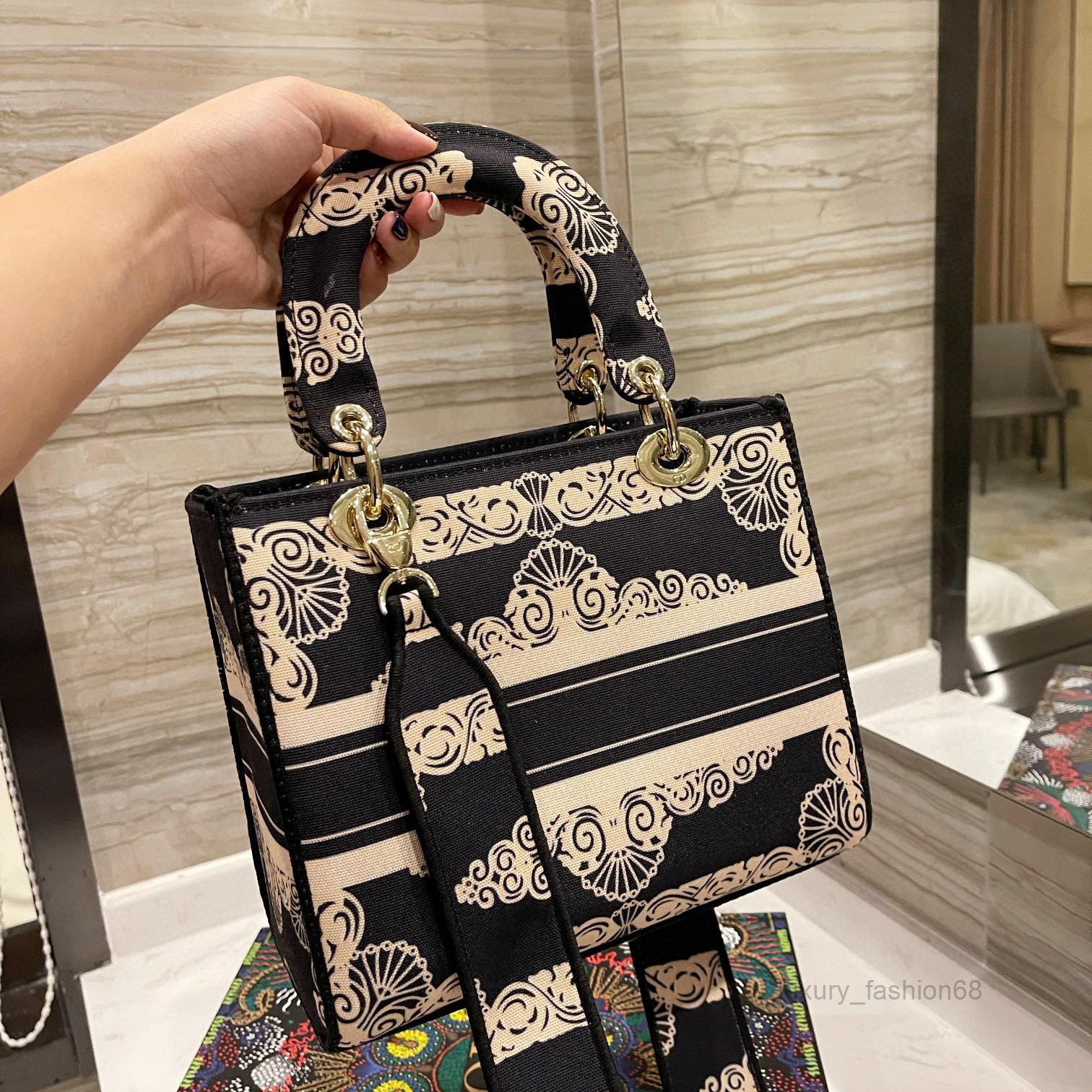 totes Bags Cross body Fashion Shoulder Luxury Designer Brand Handbags High Quality Chains Lipstick Purse Lady Phone Bag wallet Mini Totes wo
totes Bags Cross body Fashion Shoulder Luxury Designer Brand Handbags High Quality Chains Lipstick Purse Lady Phone Bag wallet Mini Totes wo