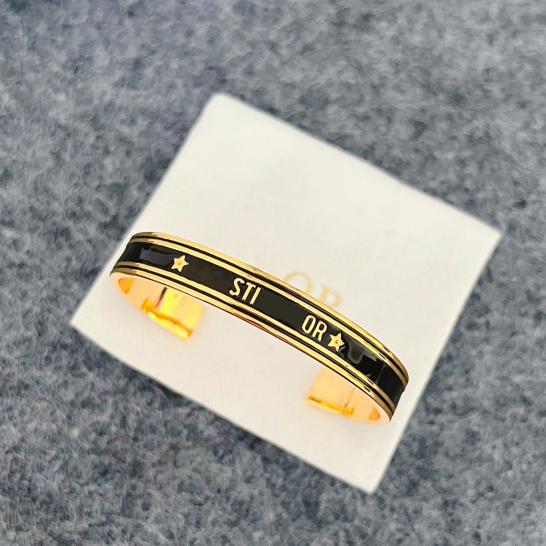 Personalized Custom Name Luxurys designers Bracelet Cuff Gold Stainless Steel Engraved Nameplate Bracelets for Women Family Statement Jewelry very nice
Personalized Custom Name Luxurys designers Bracelet Cuff Gold Stainless Steel Engraved Nameplate Bracelets for Women Family Statement Jewelry very nice