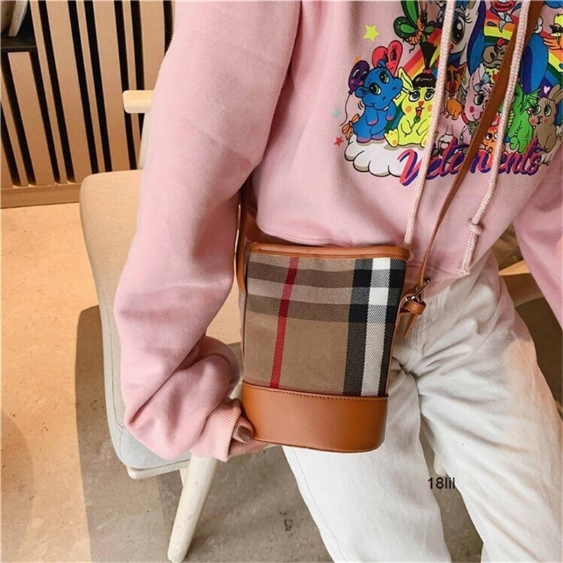 Designer Luxury Burbrerity Bags For Women High Quality Brown Crossbody Handbags Vintage Burbrery Leather Wallet Paris Plaid The Totes Bag Fashion Purses 2C5X, Black
Designer Luxury Burbrerity Bags For Women High Quality Brown Crossbody Handbags Vintage Burbrery Leather Wallet Paris Plaid The Totes Bag Fashion Purses 2C5X, Black