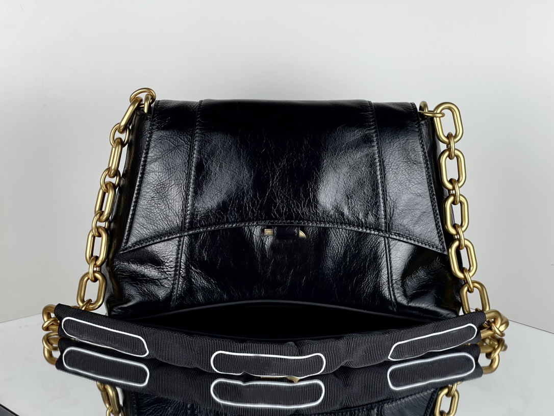designer womens Downtown Medium Shoulder Bag With Chain in black paper calfskin b bal aged gold hardware for woman, Ineed see separate product
designer womens Downtown Medium Shoulder Bag With Chain in black paper calfskin b bal aged gold hardware for woman, Ineed see separate product