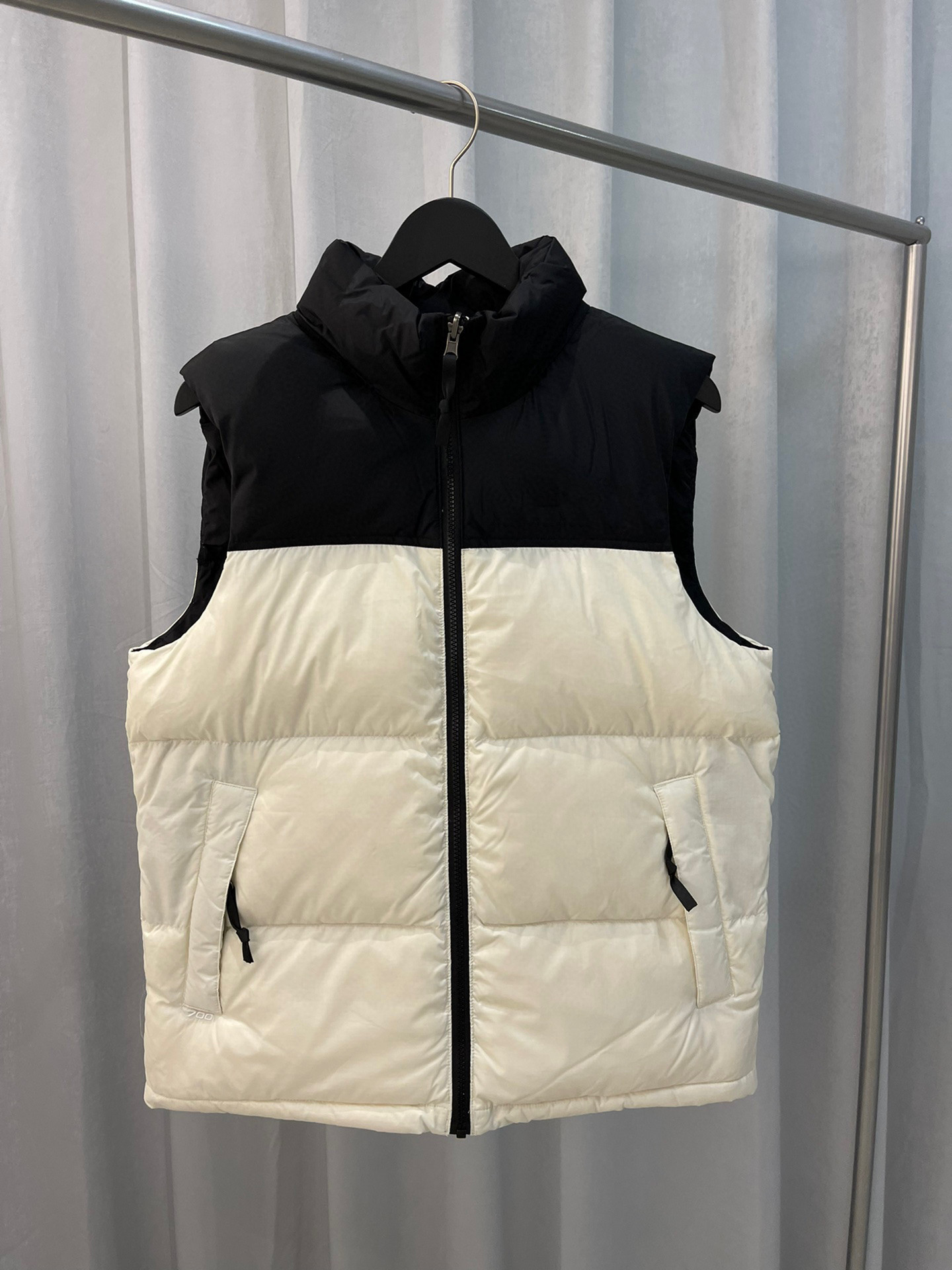 Mens Jacket vest Women Down Warm Parka Men Puffer Jackets Letter Print Clothing Outwear Windbreaker Winter Branded Couple street style designer Coats, Shipping fee
Mens Jacket vest Women Down Warm Parka Men Puffer Jackets Letter Print Clothing Outwear Windbreaker Winter Branded Couple street style designer Coats, Shipping fee