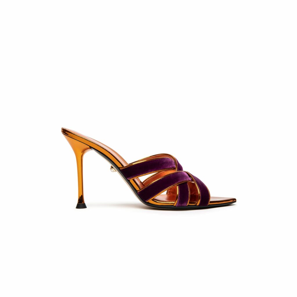 Alevi Mlano CYNDI women shoe 2022 10.5cm Mule with crossed velvet straps contrast trim and chromed heel
Alevi Mlano CYNDI women shoe 2022 10.5cm Mule with crossed velvet straps contrast trim and chromed heel