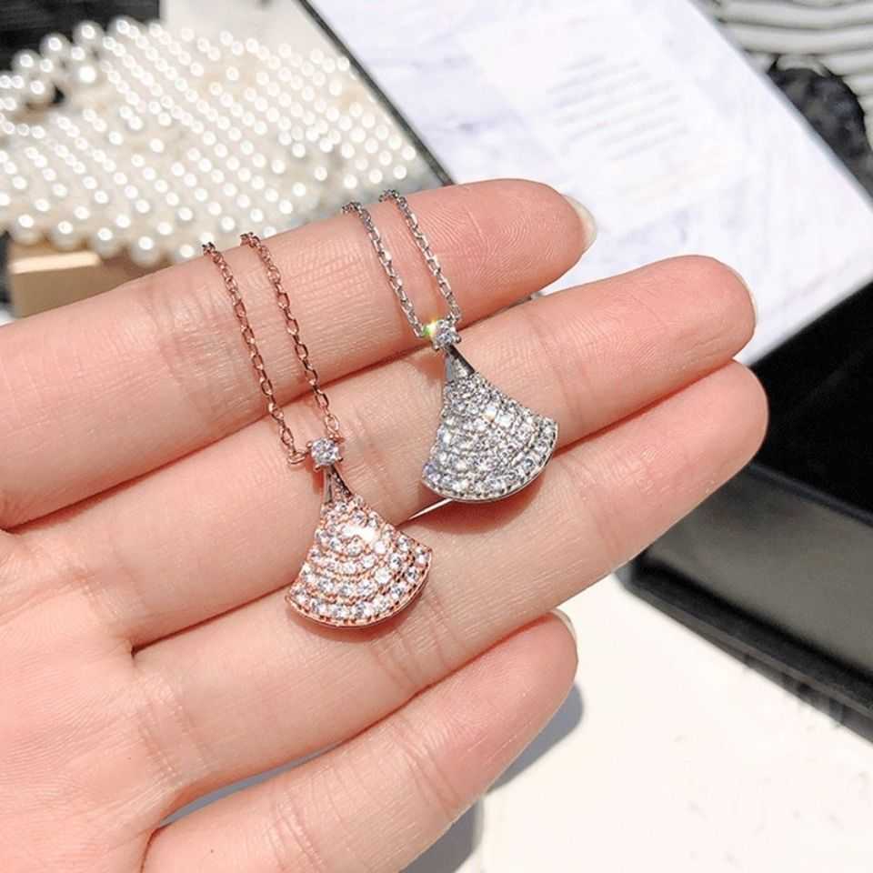 Bulgar necklaces designer jewelry Diamond fan shaped small skirt necklace women's new luxury design pure silver rose gold gift
Bulgar necklaces designer jewelry Diamond fan shaped small skirt necklace women's new luxury design pure silver rose gold gift