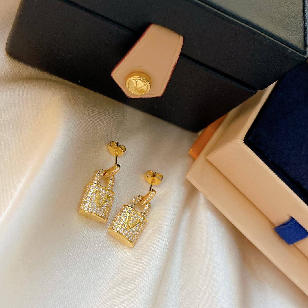Designer Gold Ear Stud 925 Fashion Women Earrings Silver Orecchini Letters Earring Wedding Party Jewerlry Steel Locks and letters 22112801CZ
Designer Gold Ear Stud 925 Fashion Women Earrings Silver Orecchini Letters Earring Wedding Party Jewerlry Steel Locks and letters 22112801CZ