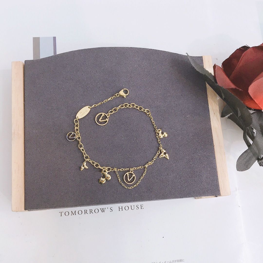 Luxury Design Chain Bracelet Stainless Steel Fashion Women's 18K Gold Plated Bracelet Wrist Band Cuff Chain Couple Gift Wedding Jewelry L017
Luxury Design Chain Bracelet Stainless Steel Fashion Women's 18K Gold Plated Bracelet Wrist Band Cuff Chain Couple Gift Wedding Jewelry L017