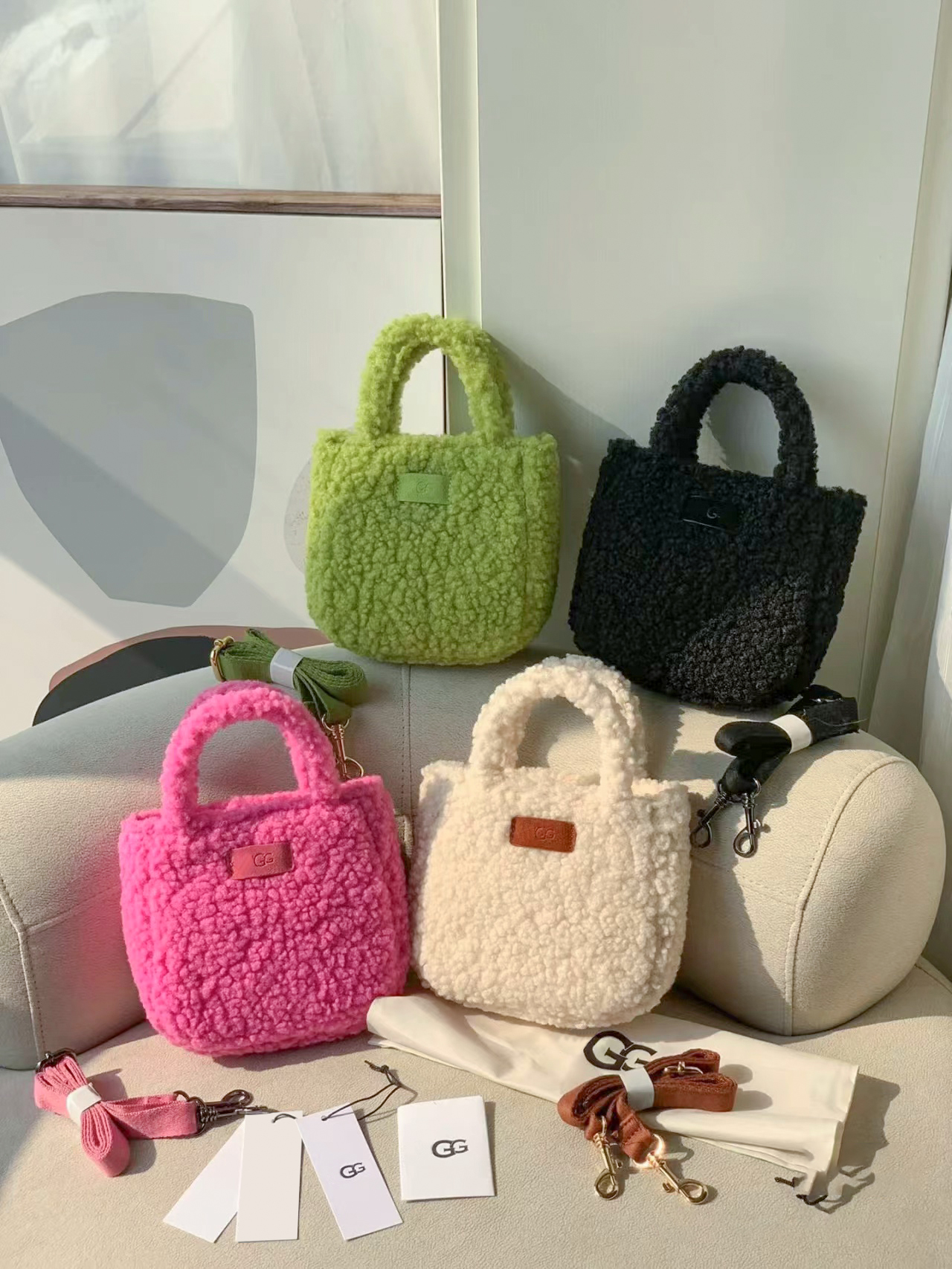 ugg New MINI bag hand bag Crossbody womens Luxurys Designer Wool fleece teddy clutch Shoulder Fashion mens wallets top handle pochette travel warm strap Storage bags, Carton
ugg New MINI bag hand bag Crossbody womens Luxurys Designer Wool fleece teddy clutch Shoulder Fashion mens wallets top handle pochette travel warm strap Storage bags, Carton