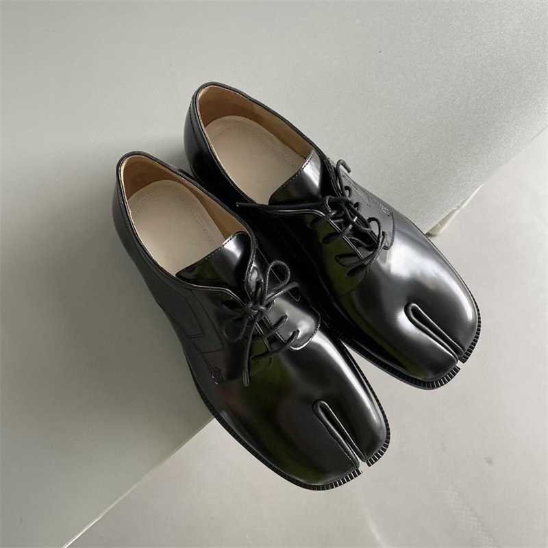 Margiela Majira shoes Mm6 men women shoes silver split toe 22 autumn new single flat tabi shiny leather casual lace up small, Black
Margiela Majira shoes Mm6 men women shoes silver split toe 22 autumn new single flat tabi shiny leather casual lace up small, Black