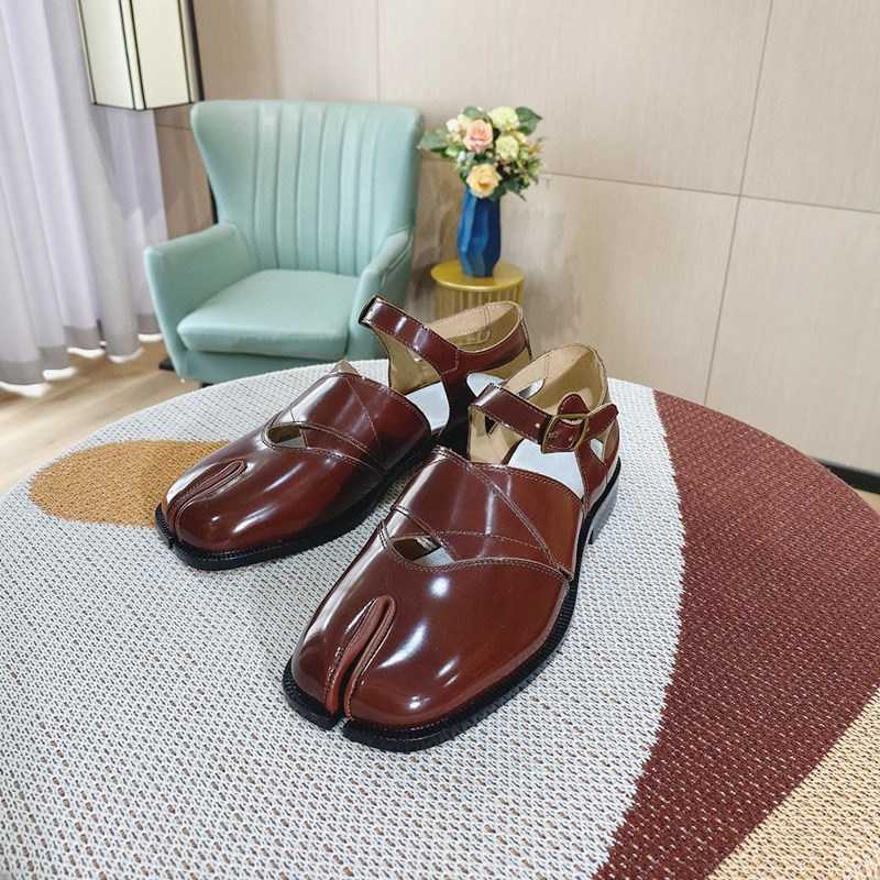 Margiela Majira shoes Mm6 leather split toe Baotou sandals for women 2021 spring summer tabi straight button Mary Jane flat sole single, Red
Margiela Majira shoes Mm6 leather split toe Baotou sandals for women 2021 spring summer tabi straight button Mary Jane flat sole single, Red