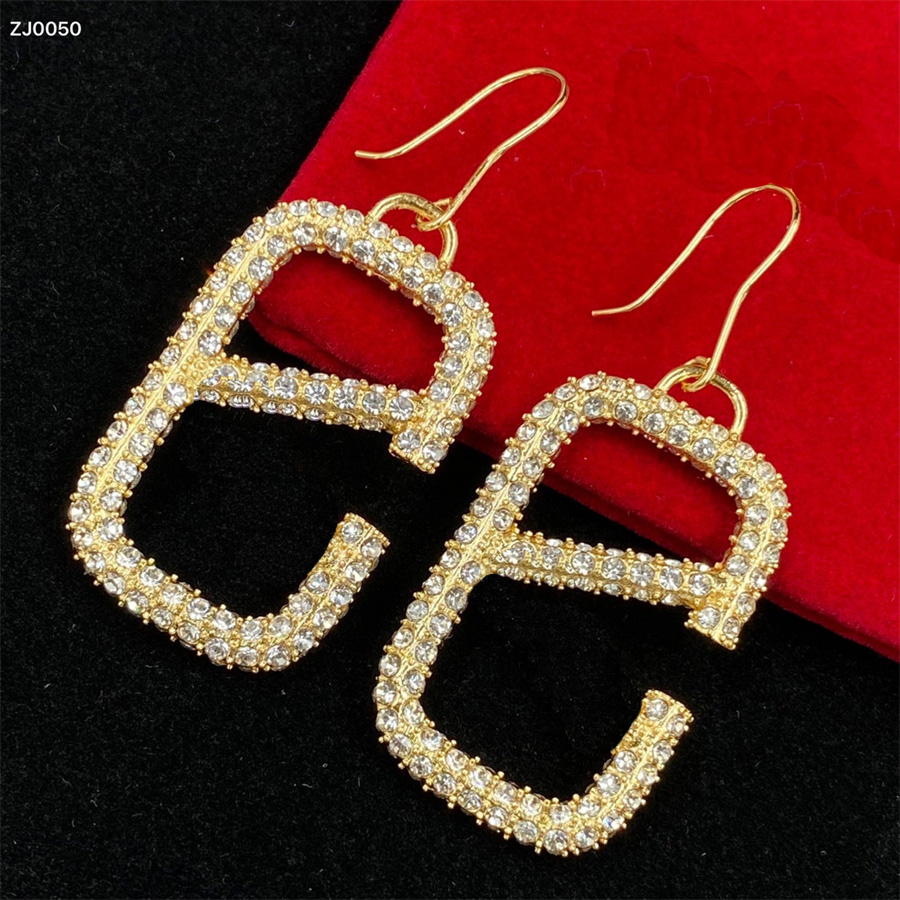 Womens Designers Earrings V With Full Diamonds Fashion Womens Designers Jewelry Ear Rings Wedding Jewelry Party Fashion
Womens Designers Earrings V With Full Diamonds Fashion Womens Designers Jewelry Ear Rings Wedding Jewelry Party Fashion