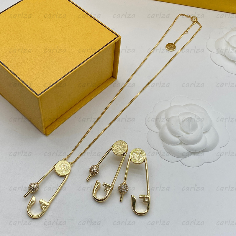 Luxury Diamond Ball Designer Jewelry Sets Gold Chain Necklaces Womens Studs Fashion Earrings Creative Clip Shape Men F Bangle With Box New
Luxury Diamond Ball Designer Jewelry Sets Gold Chain Necklaces Womens Studs Fashion Earrings Creative Clip Shape Men F Bangle With Box New