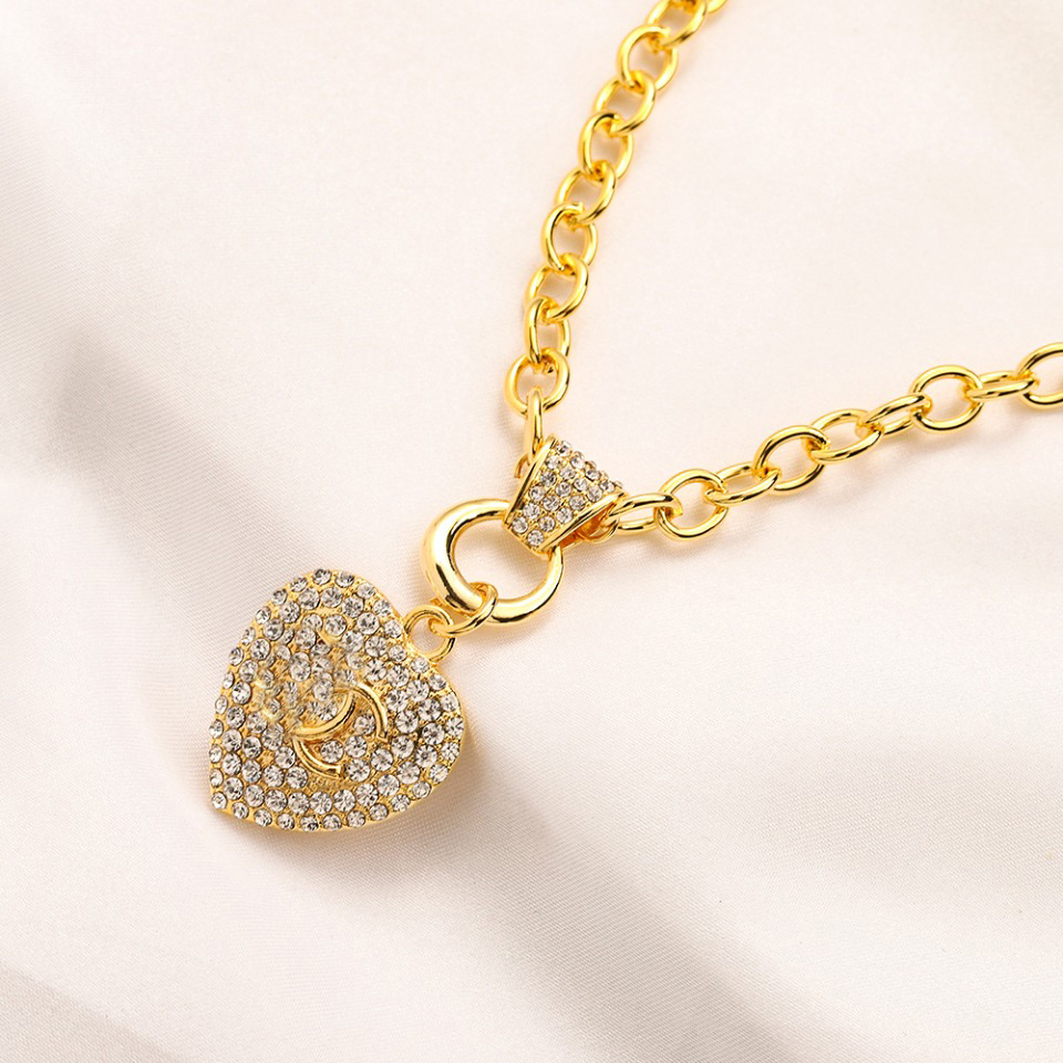 Luxury Design Necklace 18K Gold Plated Brand Stainless Steel Necklaces Choker Chain Heart Crystal Letter Pendant Fashion Womens Wedding Jewelry Accessories 1959
Luxury Design Necklace 18K Gold Plated Brand Stainless Steel Necklaces Choker Chain Heart Crystal Letter Pendant Fashion Womens Wedding Jewelry Accessories 1959