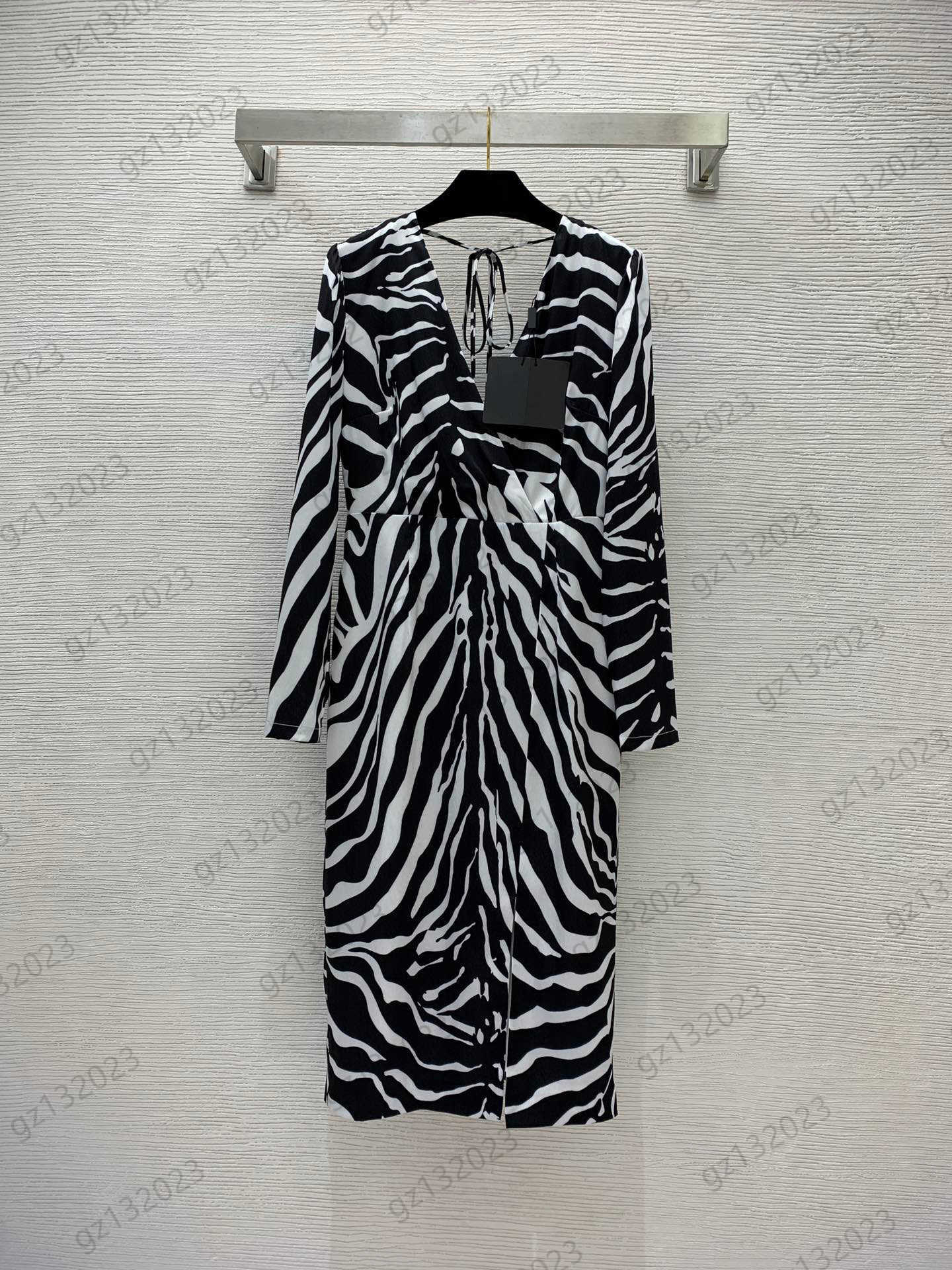 Casual Dresses Womens Herringbone Textured Contrast Color Zebra Print Medium Length Style Designer Dress V-neck Front Slit Design Long Sleeves Dress Women Apparel
Casual Dresses Womens Herringbone Textured Contrast Color Zebra Print Medium Length Style Designer Dress V-neck Front Slit Design Long Sleeves Dress Women Apparel