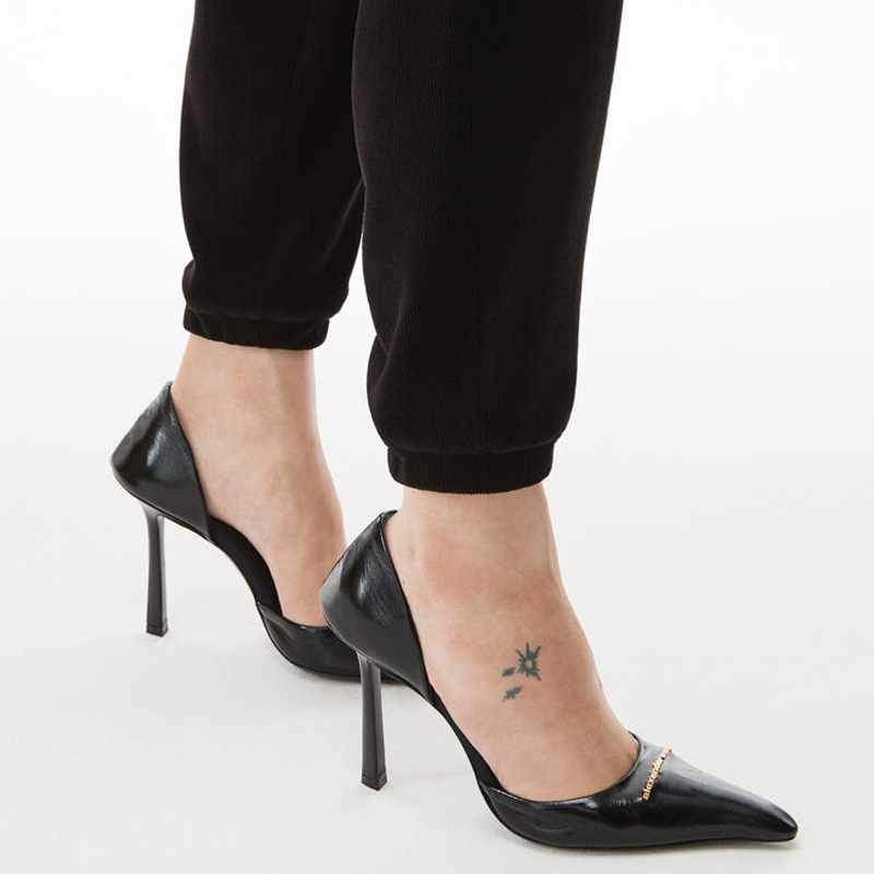 women shoe 2022 viola 105 suede Black pointed heel Orsay with gold logo metal detailing and wrapped stiletto heels
women shoe 2022 viola 105 suede Black pointed heel Orsay with gold logo metal detailing and wrapped stiletto heels