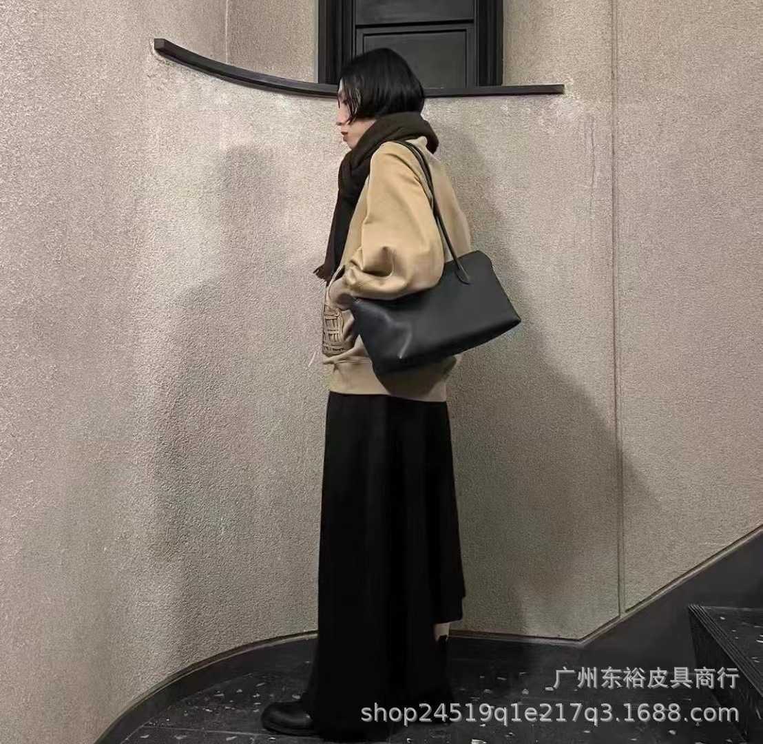 Bags Leather Designer bag Small crowd Terras cowhide single shoulder diagonal shoppingClassic tote bag THE ROW H45W, Black2
Bags Leather Designer bag Small crowd Terras cowhide single shoulder diagonal shoppingClassic tote bag THE ROW H45W, Black2