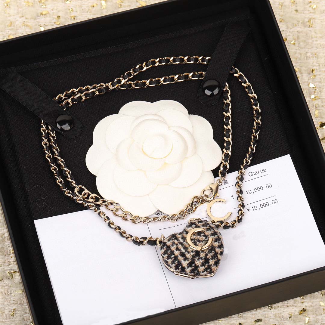 2022 Luxury quality Charm heart shape pendant necklace with black genuine leather have box stamp PS4452A
2022 Luxury quality Charm heart shape pendant necklace with black genuine leather have box stamp PS4452A